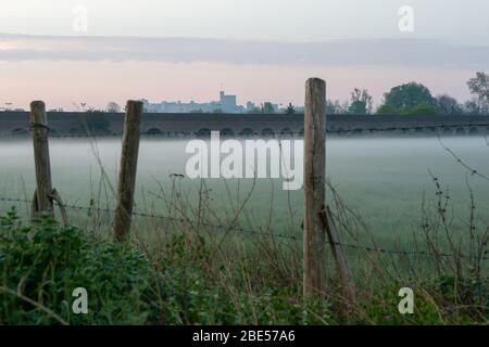 Eton, Windsor, Berkshire, Royaume-Uni. 12 avril 2020. Brume matinale à Eton, sur les champs, avec vue sur le château de Windsor. Crédit : Maureen McLean/Alay Live News Banque D'Images