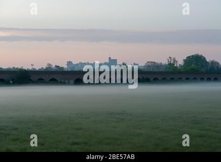 Eton, Windsor, Berkshire, Royaume-Uni. 12 avril 2020. Brume matinale à Eton, sur les champs, avec vue sur le château de Windsor. Crédit : Maureen McLean/Alay Live News Banque D'Images