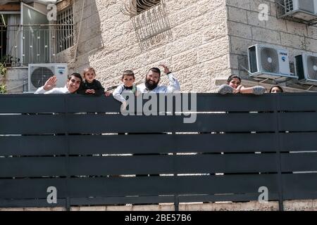 Jérusalem, Israël. 12 avril 2020. La police israélienne, renforcée par des soldats des FDI, applique une fermeture complète nouvellement imposée au quartier de Har Nof, l'un des 17 quartiers religieux principalement juifs de Jérusalem, avec des infections accrues de coronavirus. Le nombre de cas confirmés de COVID-19 en Israël s'élève à 10 878, avec 103 morts. Crédit: NIR Alon/Alay Live News Banque D'Images