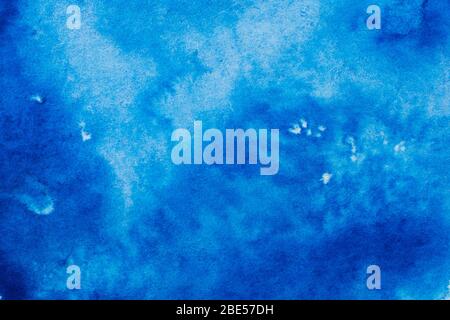 Fond bleu abstrait peint en aquarelle.fond humide en aquarelle. Fond aquarelle peint à la main. Lavage aquarelle. Peinture abstraite. Banque D'Images