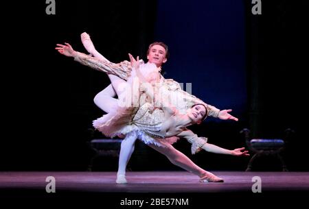 Tamara Rojo (Princesse Aurora), Vadim Muntagirov (Prince Desire) dans LA BEAUTÉ ENDORMIE présentée par le Ballet National Anglais en 2012 musique: Tchaikovsky chorégraphie: MacMillan après Petipa set design: Peter Farmer costumes: Nicholas Georgiadis Banque D'Images