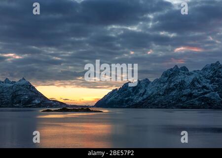 En regardant vers le bas l'Øyhellsundet entre Stormolla et Austvågøya, Vågan, îles Lofoten, Norvège du Nord Banque D'Images