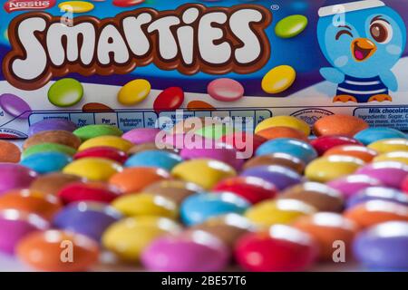 Tube de Nestle de Smarties avec bonbons Smarties bonbons bonbons bonbons bonbons se répandent devant Banque D'Images