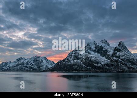 En regardant à travers l'extrémité sud de Raftsundet vers les montagnes sur Austvågøya, Vågan, îles Lofoten, Norvège du Nord Banque D'Images