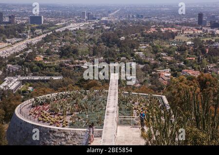 Vue sur le Cactus Garden depuis le Getty Center, Brentwood, Los Angeles vers le centre-ville Banque D'Images