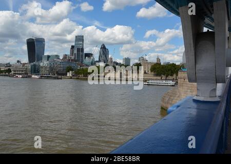 Tour de Londres et Skyline pris de Tower Bridge 2014 Banque D'Images