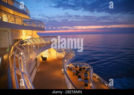 Coucher de soleil depuis la terrasse d'un bateau de croisière à travers l'océan, en naviguant sur la mer Baltique. Banque D'Images