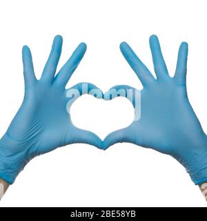 Gants médicaux. Le coeur des médecins mains dans des gants médicaux isolés sur fond blanc Banque D'Images