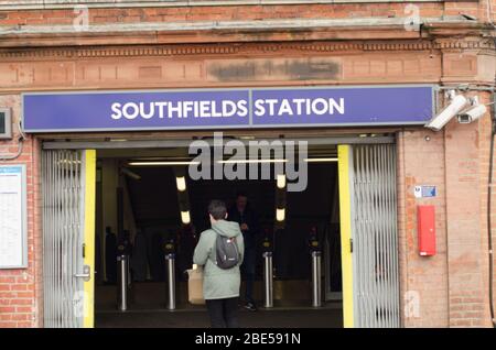 Londres - mars 2018 : extérieur de la gare Southfields dans le sud-ouest de Londres. Une station de métro de Londres sur la ligne District. Banque D'Images