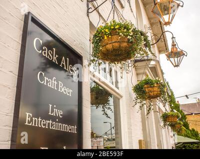 LONDRES- extérieur d'un pub traditionnel de style village à Wimbledon Village avec des panneaux publicitaires de bières artisanales et de bières de fût Banque D'Images