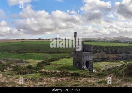 La maison de moteur de mine de étain de lactosérum reste avec sa cheminée de penchée sur Dartmoor Devon Banque D'Images