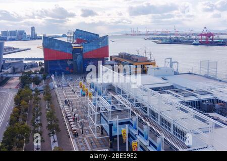 Vue sur l'aquarium d'Osaka Kaiyukan depuis la roue de ferris géant de Tempozan, Japon Banque D'Images