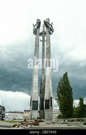 GDANSK, POLOGNE - 10 JUIN 2009 : monument aux travailleurs de chantier naval tombés de Gdansk, également appelé pomnik poleglych stoczniowcow 1970, dédié au travailleur Banque D'Images