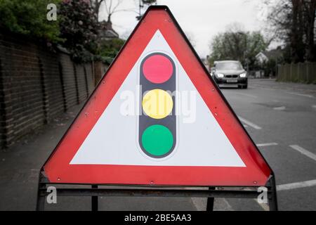 Panneau d'avertissement des feux de circulation britanniques indiquant les routes et les feux de circulation à l'avant Banque D'Images