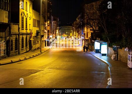 Istanbul, Turquie. 11 avril 2020. 11 avril 2020: Les rues et les places sont vides en raison du couvre-feu dans le district de Kadikoy le 11 avril, à Istanbul, EN TURQUIE. Afin d'éviter une nouvelle pandémie de coronavirus, le Ministère de l'intérieur a décidé de prendre des mesures supplémentaires. Dans ce contexte, des couvre-feux seront imposés pendant 48 heures dans 31 provinces dont le statut métropolitain sera passé le 10 avril à minuit. Le nombre total de cas enregistrés dans le pays atteint 52 167, alors que 5 138 personnes de plus sont séropositives. La Turquie a confirmé que 95 personnes supplémentaires sont mortes du coronavirus dans le pays au cours des dernières 24 heures, b Banque D'Images