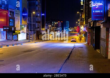 Istanbul, Turquie. 11 avril 2020. 11 avril 2020: Les rues et les places sont vides en raison du couvre-feu dans le district de Kadikoy le 11 avril, à Istanbul, EN TURQUIE. Afin d'éviter une nouvelle pandémie de coronavirus, le Ministère de l'intérieur a décidé de prendre des mesures supplémentaires. Dans ce contexte, des couvre-feux seront imposés pendant 48 heures dans 31 provinces dont le statut métropolitain sera passé le 10 avril à minuit. Le nombre total de cas enregistrés dans le pays atteint 52 167, alors que 5 138 personnes de plus sont séropositives. La Turquie a confirmé que 95 personnes supplémentaires sont mortes du coronavirus dans le pays au cours des dernières 24 heures, b Banque D'Images