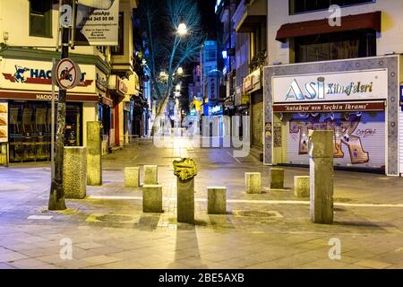 Istanbul, Turquie. 11 avril 2020. 11 avril 2020: Les rues et les places sont vides en raison du couvre-feu dans le district de Kadikoy le 11 avril, à Istanbul, EN TURQUIE. Afin d'éviter une nouvelle pandémie de coronavirus, le Ministère de l'intérieur a décidé de prendre des mesures supplémentaires. Dans ce contexte, des couvre-feux seront imposés pendant 48 heures dans 31 provinces dont le statut métropolitain sera passé le 10 avril à minuit. Le nombre total de cas enregistrés dans le pays atteint 52 167, alors que 5 138 personnes de plus sont séropositives. La Turquie a confirmé que 95 personnes supplémentaires sont mortes du coronavirus dans le pays au cours des dernières 24 heures, b Banque D'Images