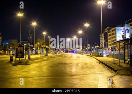 Istanbul, Turquie. 11 avril 2020. 11 avril 2020: Les rues et les places sont vides en raison du couvre-feu dans le district de Kadikoy le 11 avril, à Istanbul, EN TURQUIE. Afin d'éviter une nouvelle pandémie de coronavirus, le Ministère de l'intérieur a décidé de prendre des mesures supplémentaires. Dans ce contexte, des couvre-feux seront imposés pendant 48 heures dans 31 provinces dont le statut métropolitain sera passé le 10 avril à minuit. Le nombre total de cas enregistrés dans le pays atteint 52 167, alors que 5 138 personnes de plus sont séropositives. La Turquie a confirmé que 95 personnes supplémentaires sont mortes du coronavirus dans le pays au cours des dernières 24 heures, b Banque D'Images