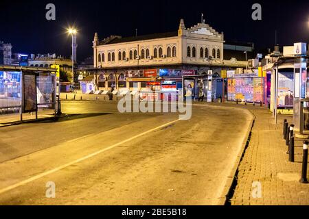 Istanbul, Turquie. 11 avril 2020. 11 avril 2020: Les rues et les places sont vides en raison du couvre-feu dans le district de Kadikoy le 11 avril, à Istanbul, EN TURQUIE. Afin d'éviter une nouvelle pandémie de coronavirus, le Ministère de l'intérieur a décidé de prendre des mesures supplémentaires. Dans ce contexte, des couvre-feux seront imposés pendant 48 heures dans 31 provinces dont le statut métropolitain sera passé le 10 avril à minuit. Le nombre total de cas enregistrés dans le pays atteint 52 167, alors que 5 138 personnes de plus sont séropositives. La Turquie a confirmé que 95 personnes supplémentaires sont mortes du coronavirus dans le pays au cours des dernières 24 heures, b Banque D'Images