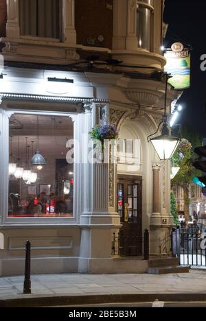 Victorian Architecture Brook Green Brick Corner Brook Green Hotel 170 Shepherds Bush Rd, Hammersmith, Londres W6 Banque D'Images