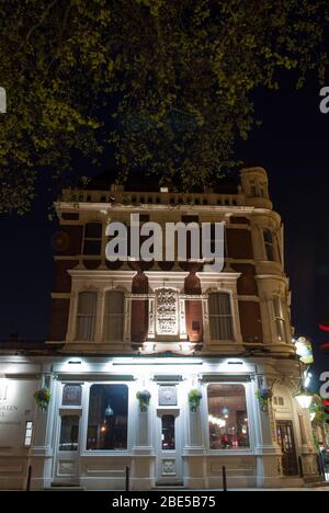 Victorian Architecture Brook Green Brick Corner Brook Green Hotel 170 Shepherds Bush Rd, Hammersmith, Londres W6 Banque D'Images