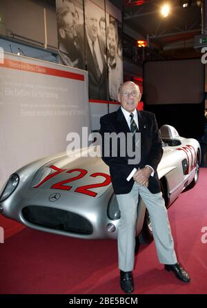 Le pilote de course britannique Stirling Moss (75 ans) s'est penché contre un reflex Mercedes-Benz 300 le 16 avril 2005 au Mercedes-Benz Classic Center de Fellbach, avec lequel il avait remporté la légendaire course 'mille-Miglia' en Italie lors d'une course record en 1955. Le pilote de course, qui a été pendant ce temps ennobré par la Reine, a conduit la route de 1500 km de Brescia à Rome et de retour avec un SLR 320 hp Mercedes-Benz 300 sur la voie publique en dix heures et sept minutes. Cette fois-ci n'a jamais été atteinte. Mercedes-Benz a honoré Moss pour sa collaboration de 50 ans avec la marque de voitures Stuttgart. Photo: Harry Melchert (c) dpa - Repo Banque D'Images