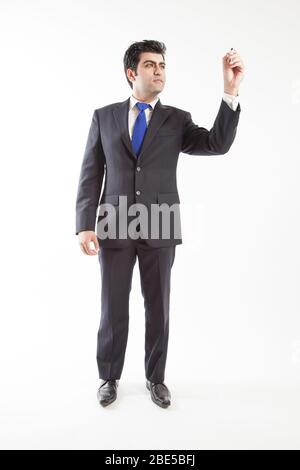 Le professionnel qui porte la combinaison a tendance à écrire sur la caméra à écran en tenant la vue avant du marqueur Banque D'Images