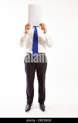 Homme d'entreprise de bureau tenant du papier blanc sur couvrir son visage Banque D'Images