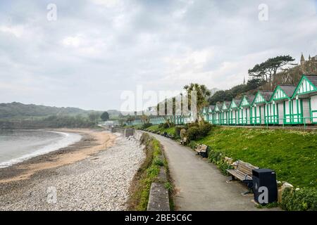 Swansea, Pays de Galles, Royaume-Uni. 12 avril 2020. Langland Bay sur Gower, au Pays de Galles, est totalement vide de personnes à l'heure du déjeuner le dimanche de Pâques pendant l'éclosion de Coranavirus. La baie serait normalement pleine de touristes et de familles profitant de la pause de Pâques et du beau temps, mais les gens sont restés loin, à l'écoute des conseils gouvernementaux pendant le verrouillage au Royaume-Uni. Crédit : Robert Melen/Alay Live News. Banque D'Images