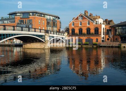 Eton, Windsor, Royaume-Uni. 12 avril 2020. Le restaurant Cote à Eton est embarqué à la suite de la pandémie de coronavirus. Ce restaurant serait normalement très occupé pendant un week-end de vacances en banque. Crédit : Maureen McLean/Alay Live News Banque D'Images