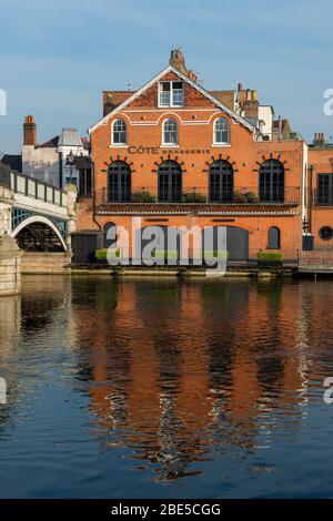 Eton, Windsor, Royaume-Uni. 12 avril 2020. Le restaurant Cote à Eton est embarqué à la suite de la pandémie de coronavirus. Ce restaurant serait normalement très occupé pendant un week-end de vacances en banque. Crédit : Maureen McLean/Alay Live News Banque D'Images