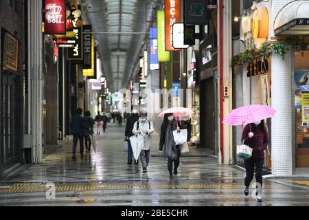 OSAKA, JAPON - 12 AVRIL : peu de gens sont vus à pied près d'un restaurant et de magasins qui ont été fermés pendant une éclosion, dimanche 12 avril 2020, à Osaka, Japon. Le Premier ministre japonais Shinzo Abe a déclaré mardi dernier l'état d'urgence de Tokyo et de six autres préfectures pour renforcer les défenses contre la propagation du coronavirus. (Photo: Richard Atrero de Guzman/ AFLO) crédit: AFLO Co. Ltd./Alay Live News Banque D'Images