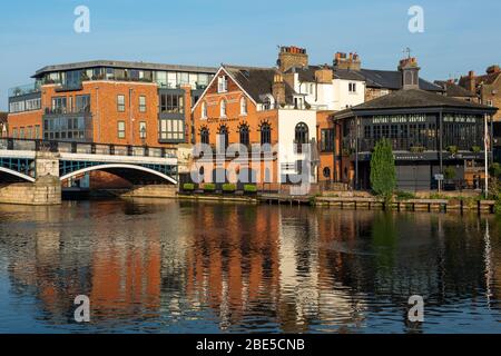 Eton, Windsor, Royaume-Uni. 12 avril 2020. Le restaurant Cote à Eton est embarqué à la suite de la pandémie de coronavirus. Ce restaurant serait normalement très occupé pendant un week-end de vacances en banque. Crédit : Maureen McLean/Alay Live News Banque D'Images