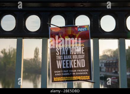 Eton, Windsor, Royaume-Uni. 12 avril 2020. NHS Stay Home ce week-end de vacances en banque signe sur le pont Windsor. Crédit : Maureen McLean/Alay Live News Banque D'Images