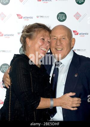 Sir Stirling Moss meurt le dimanche de Pâques 2020. Image datée du 10 février 2010. Sir Stirling Moss avec sa femme Lady Susie Moss à la Camden Roundhouse, Londres. Banque D'Images