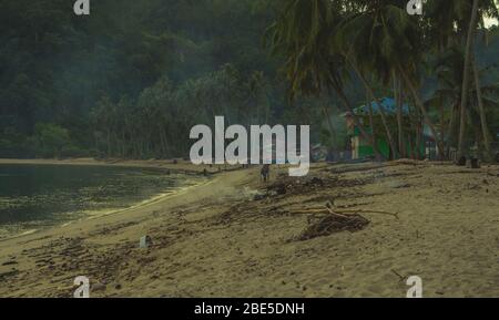 03 juillet 2018 Sungai Pinang, Sumatra, Indonésie : de nombreux pêcheurs locaux tirent un énorme filet de l'océan indien. Plage en plastique pollué sale Banque D'Images
