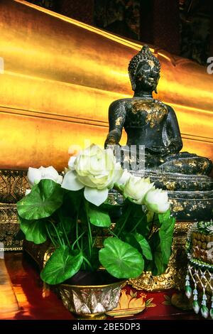 Statue de Bouddha antique dorée assise dans Wat Pho (Temple du Bouddha RecDoubing) ou Wat Phra Chetuphon. Bangkok, Thaïlande Banque D'Images