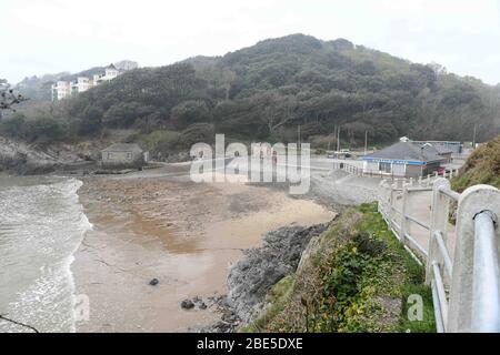 Swansea, Pays de Galles, Royaume-Uni. 12 avril 2020. Caswell Bay sur Gower, Pays de Galles, est totalement vide de personnes à l'heure du déjeuner le dimanche de Pâques pendant l'éclosion de Coranavirus. La baie serait normalement pleine de touristes et de familles profitant de la pause de Pâques et du beau temps, mais les gens sont restés loin, à l'écoute des conseils gouvernementaux pendant le verrouillage au Royaume-Uni. Crédit : Robert Melen/Alay Live News. Banque D'Images