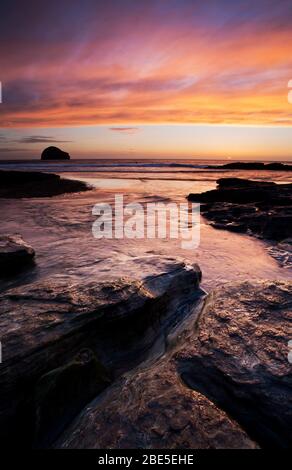 Trebarwith Strand, Cornwall Seascape près du coucher du soleil Banque D'Images