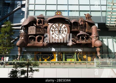 Grande horloge Nittele ou horloge Ghibli de Hayao Miyazaki devant le siège de la télévision Nippon à la tour Nittele, Shiodome, Minato-ku, Tokyo, Japon Banque D'Images