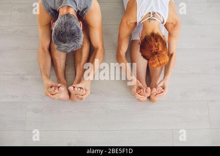 Couple actif pratiquant le yoga ensemble Banque D'Images