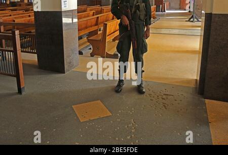 31 mars 2020, Colombo, Sri Lanka : Un soldat de l'armée Sri-lankaise est en garde à l'intérieur d'une église vide de Saint-Antoine le dimanche de Pâques lors d'un couvre-feu à l'échelle de l'île dans la banlieue de Ragama à Colombo..le pays reste sous un couvre-feu indéfini dans le cadre de mesures visant à contenir la propagation du coronavirus COVID-19 dans le pays. Le Saint-Anthéonys était l'une des trois églises ciblées par les attentats-suicide qui ont tué 279 personnes et blessé 593 dans la pire attaque coordonnée contre des civils dans le pays le dimanche de Pâques précédent. (Image crédit : © Harshana Johanas/SOPA Images via ZUMA Wire) Banque D'Images