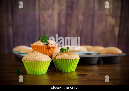 muffins sucrés cuits avec remplissage de fruits dans du sucre glace Banque D'Images