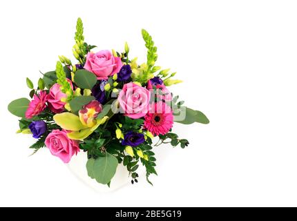 Arrangement floral rose mélangé dans une casserole blanche isolée sur fond blanc Banque D'Images