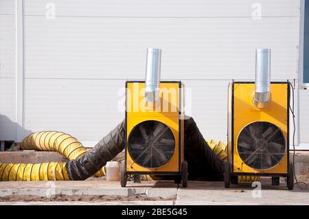 Grands chauffages diesel sur un chantier. Equipement de chauffage d'une chambre par temps froid. Les ventilateurs thermiques sont une alternative à la heatin classique de la chambre Banque D'Images