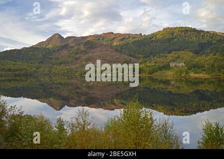 Ben aan réflexions dans le Loch Achray, Trossachs Ecosse Banque D'Images