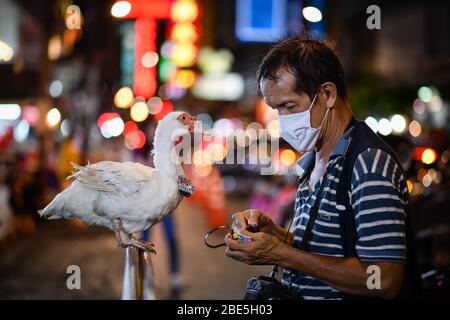 Bangkok, Thaïlande. 3 avril 2020. Un homme porte un masque facial comme mesure préventive, pendant la pandémie du virus corona. Le Ministère thaïlandais de la santé publique a enregistré 2 551 patients COVID-19, 1 218 ont été retrouvés et 38 morts. Crédit: Amphol Thongmueangluang/SOPA Images/ZUMA Wire/Alay Live News Banque D'Images