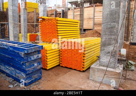 Stock préparé pour les travaux de béton dans la construction d'un bâtiment en béton. Panneaux de coffrage pour la construction Banque D'Images