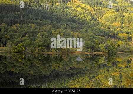 Église reflétée dans le Loch Achray, Trossachs Ecosse Banque D'Images