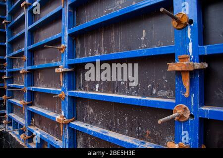 Stock préparé pour les travaux de béton dans la construction d'un bâtiment en béton. Coffrages de construction pour béton. Banque D'Images